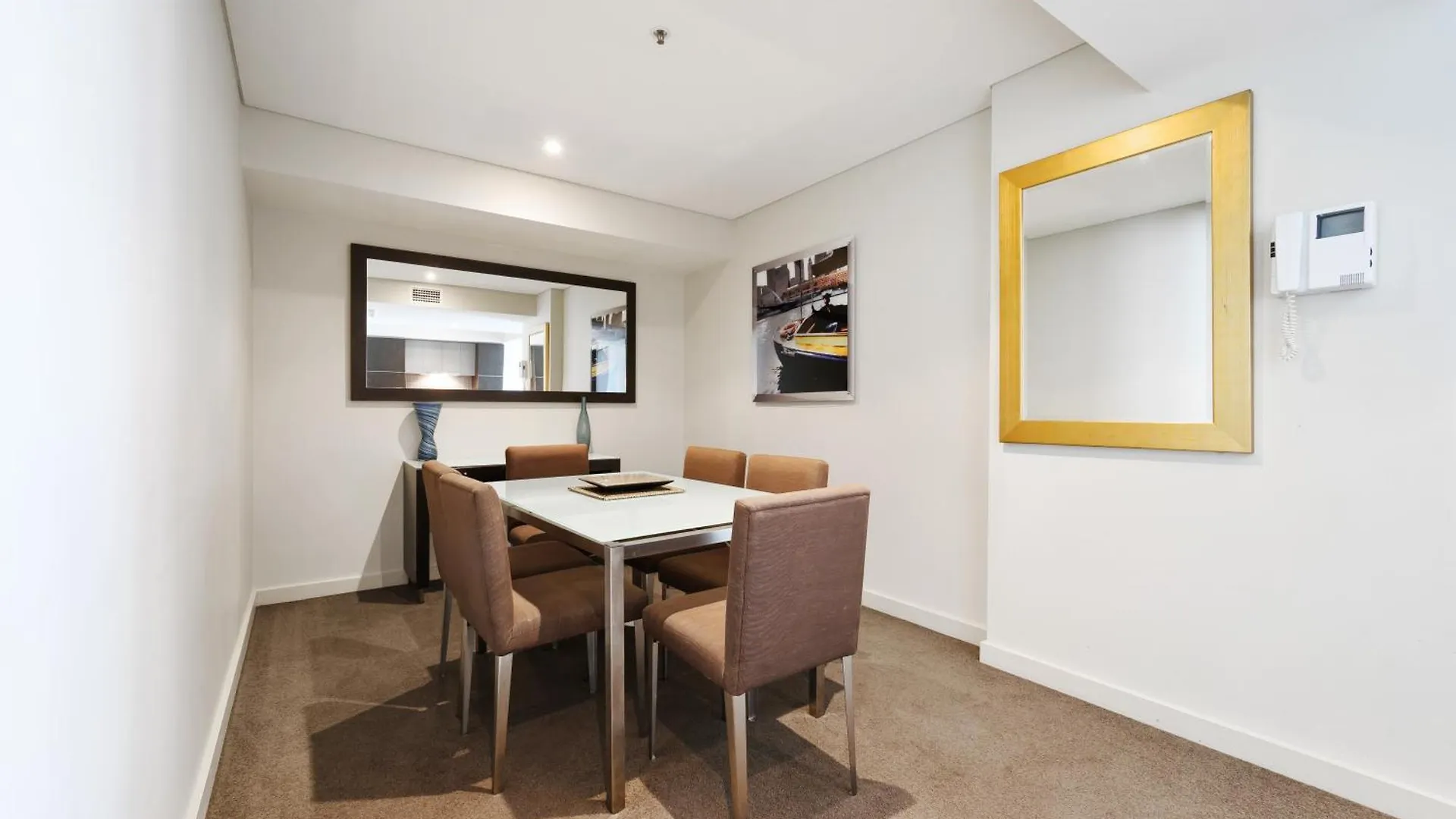 Swainson At Embassy Apartment Adelaide Australia